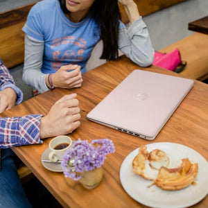 Laptop HP 14, Intel Celeron N4020, 4 GB de RAM, 64 GB de almacenamiento, pantalla HD Micro-edge de 14 pulgadas, Windows 11 Home, delgada y portátil, gráficos 4K, un año de Microsoft 365 (14-dq0040nr, 2021, blanco copo de nieve ) 