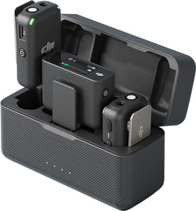 Micrófono DJI (2 TX + 1 RX + estuche de carga), micrófono Lavalier inalámbrico, alcance de 250 m (820 pies), batería de 15 horas, cancelación de ruido, micrófono inalámbrico para PC, iPhone, Andriod, grabar entrevistas, Vlogs 